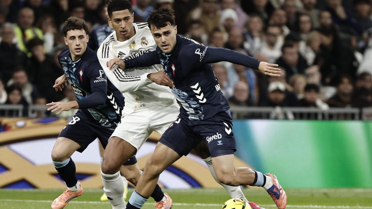 Miguel Román protege la pelota ante Bellingham en la última visita del Celta al Santiago Bernabéu.