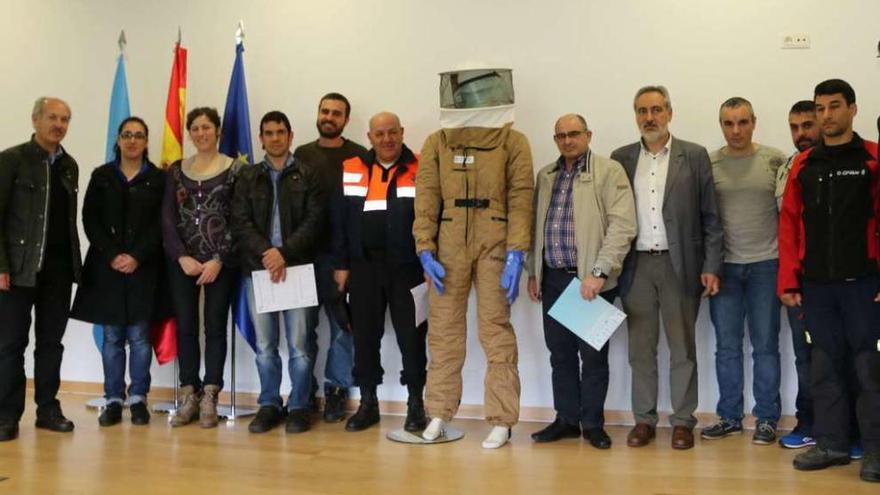 Los representantes de las agrupaciones que recibieron de la Xunta los trajes.