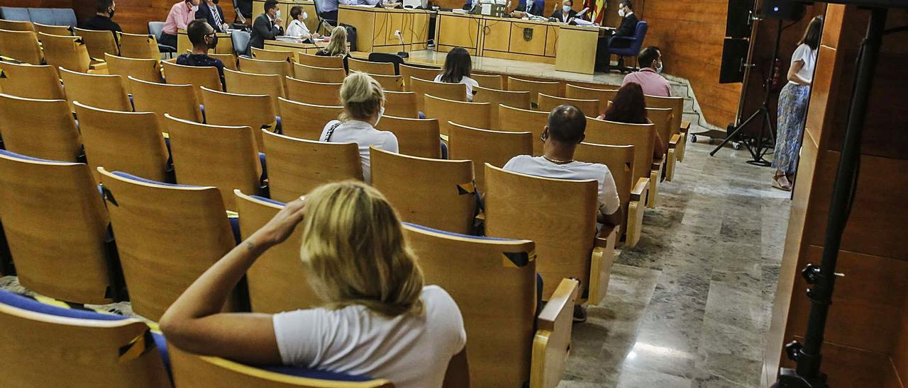 Imagen de un macrojuicio con 14 acusados por tráfico de drogas celebrado en el salón de actos de los juzgados de Pardo Jimeno. | PILAR CORTÉS