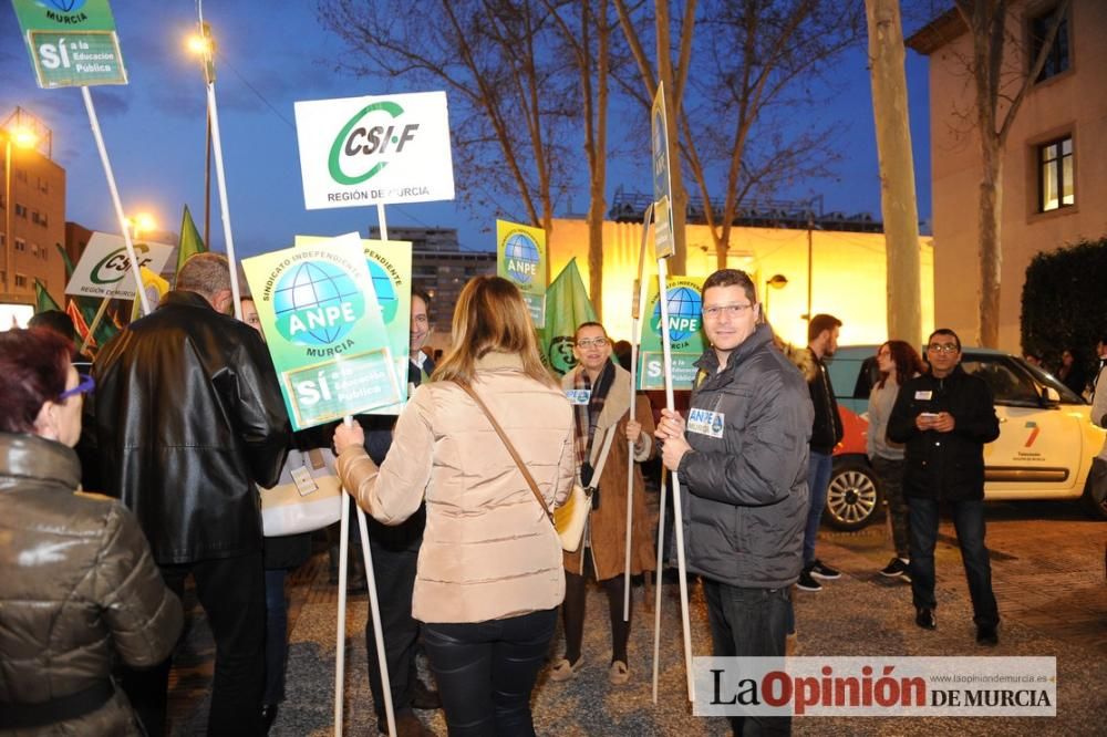 Varios centenares de manifestantes rechazan el concierto de Bachillerato y FP