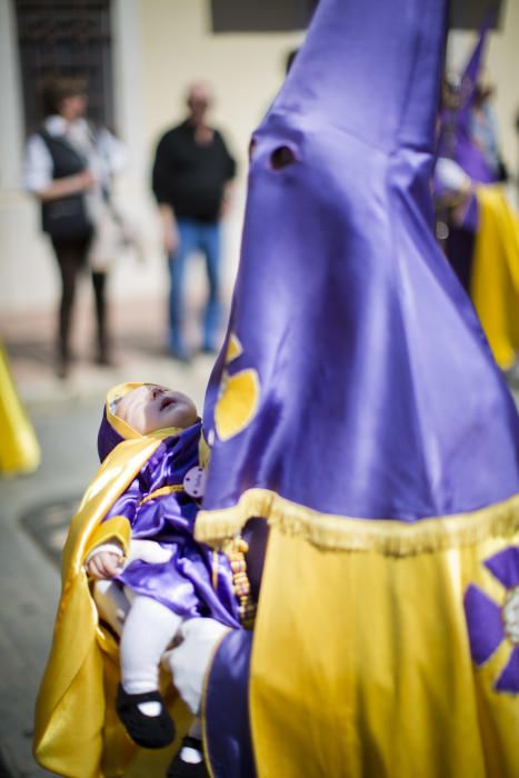 Vecinos y visitantes de Benetússer asisten a la representación del Calvario de Jesucristo.