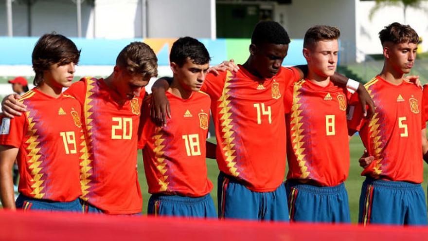 Pedri (dorsal 18), escoltado por Robert Navarro (20) y Moriba Ilaix, esta tarde, antes del duelo ante Senegal.