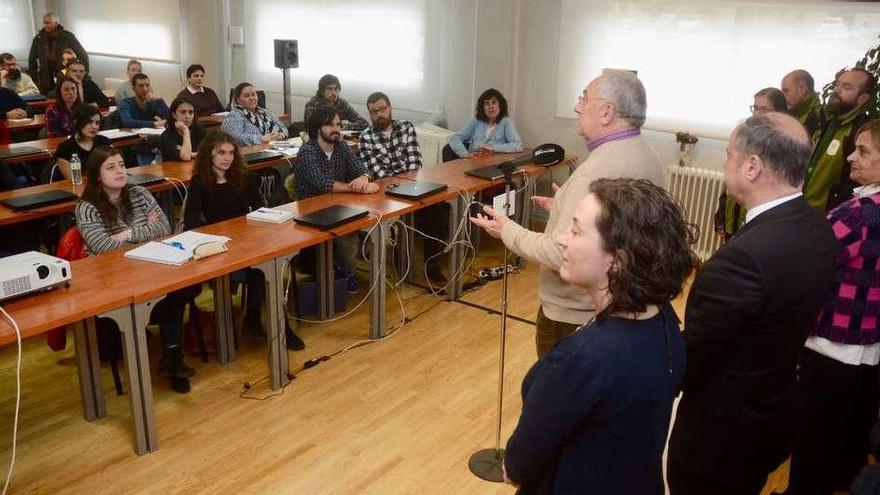 César Mosquera, Salustiano Mato y Carmela Silva, entre otros, ante el alumnado del ciclo. // Rafa Vázquez