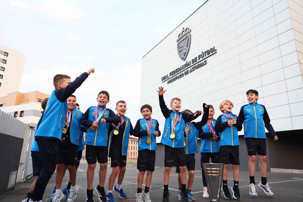 La selección sub-10 de Asturias se proclamó campeona de España de fútbol sala en Sanxenxo tras firmar un torneo impecable, culminado con una goleada ante Madrid y una remontada épica frente a Cataluña en semifinales