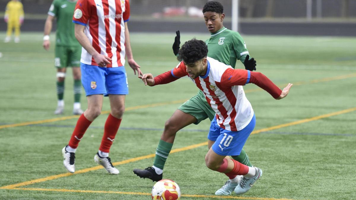 Santi Guzmán, de verd, marcant Moha en el partit de la passada temporada al Nou Estadi del Congost