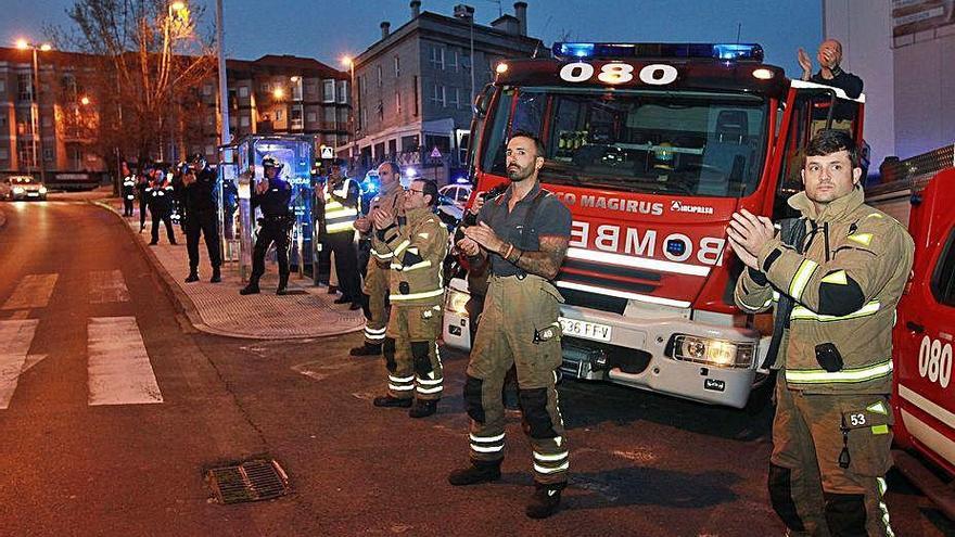 Un grupo de bomberos, en un homenaje a los sanitarios.