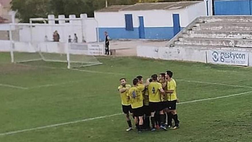 El Elda Industrial celebra el gol del triunfo.