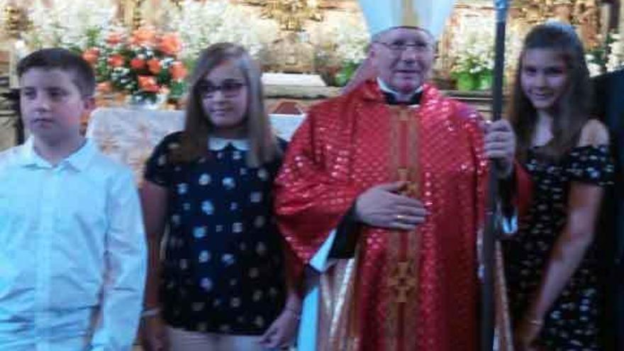 El obispo de Astorga confirma a 53 jóvenes en Donado