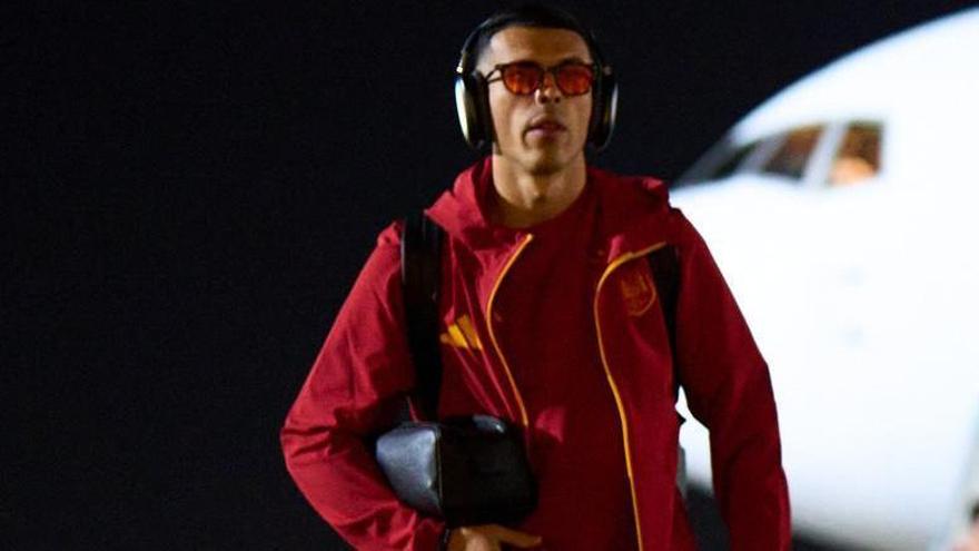 Pedro Porro, a la llegada de la selección española a Georgia.