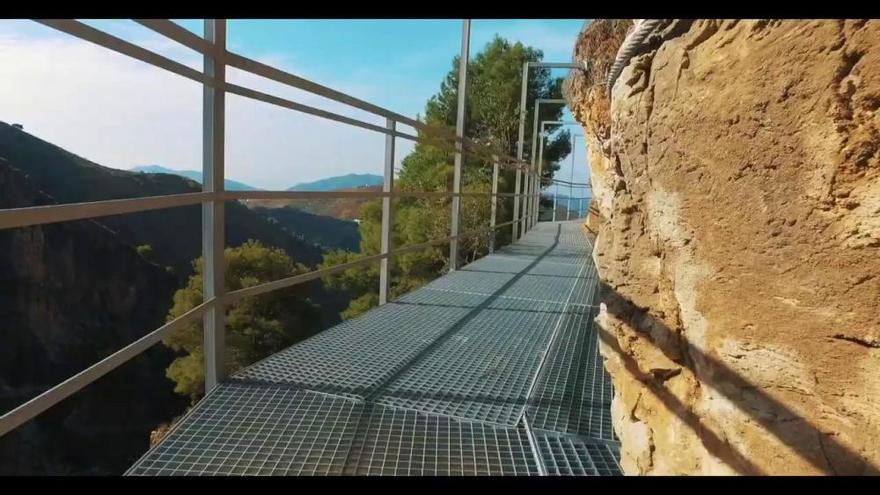 La Gran Senda estrena en la Axarquía uno de los puentes colgantes más grandes de España