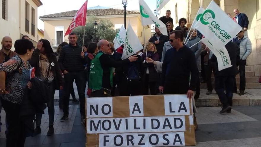 Alrededor de medio centenar de funcionarios de la Administración de Justicia se concentraron en Lorca.