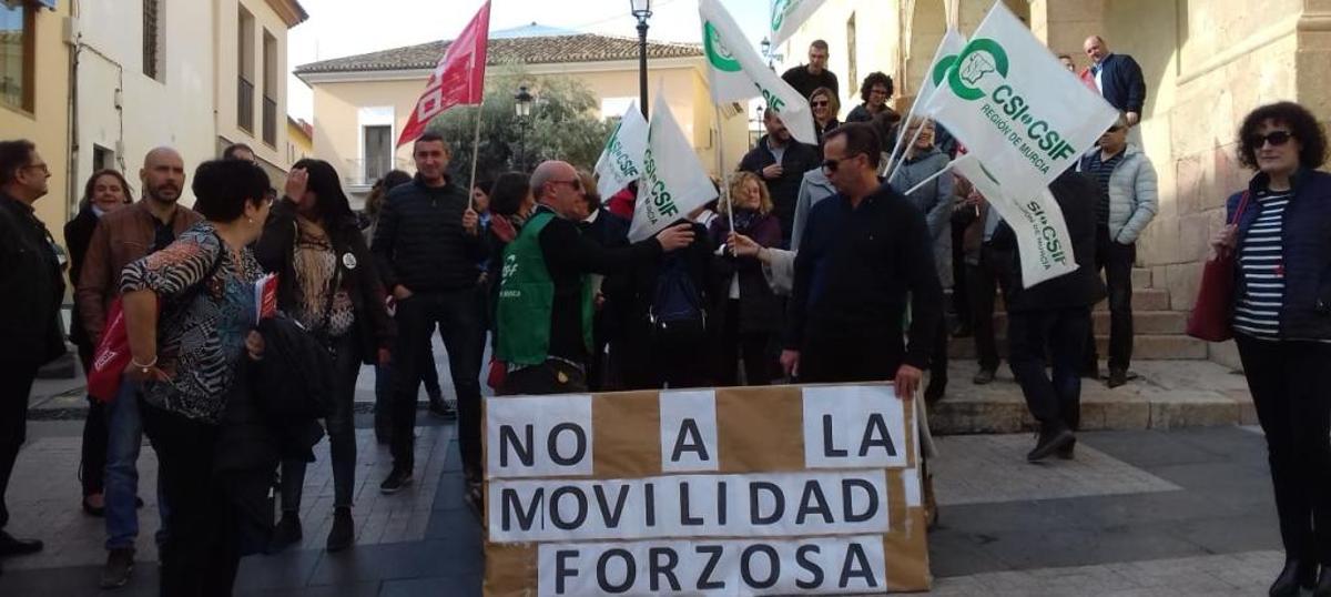 Alrededor de medio centenar de funcionarios de la Administración de Justicia se concentraron en Lorca.