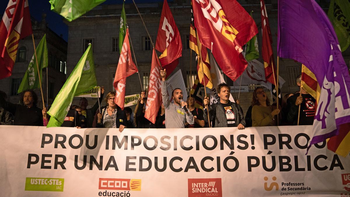 Concentración de sindicatos educativos en Barcelona para pedir la reversión de los recortes
