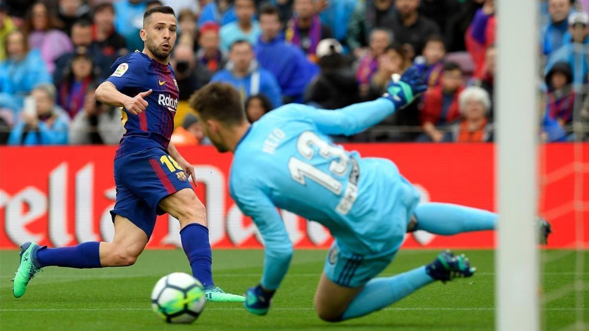 Jordi Alba dispara con peligro un balón que rechazó Neto, el meta del Valencia.