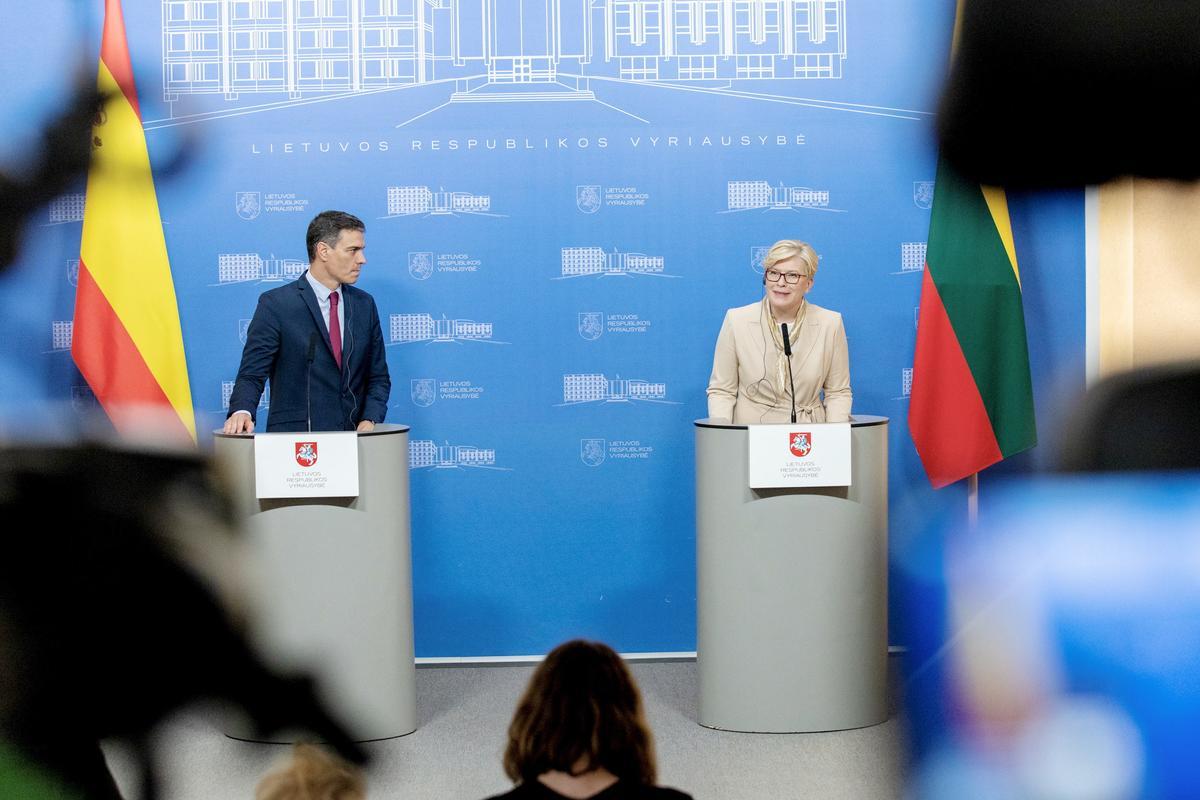 El presidente del Gobierno, Pedro Sánchez, y la primera ministra de Lituania, Ingrida Šimonytė, durante su comparecencia conjunta en la capital del país, Vilna, el pasado 8 de julio. 