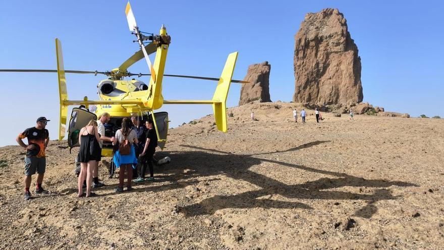 El helicóptero del SUC rescata a un hombre en el Roque Nublo