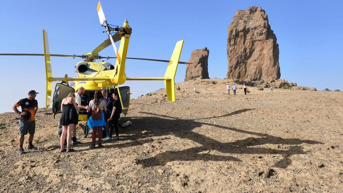 Imagen de la evacuación del turista accidentado en el Roque Nublo