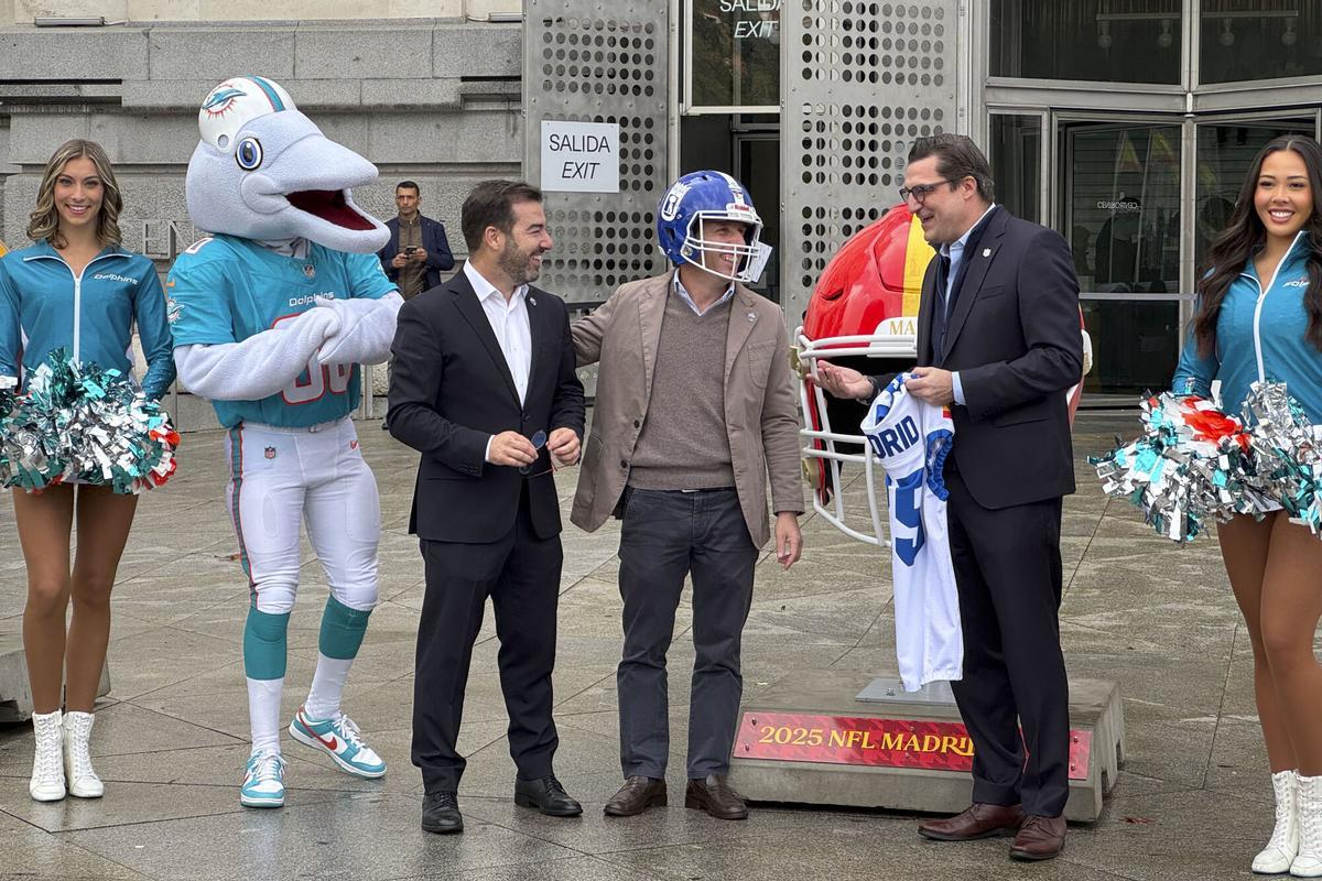El alcalde de Madrid, José Luis Martínez-Almeida (c) visita la exposición de cascos conmemorativos este viernes en Madrid con motivo de la celebración por primera vez en España de un encuentro oficial de la temporada regular de la NFL.