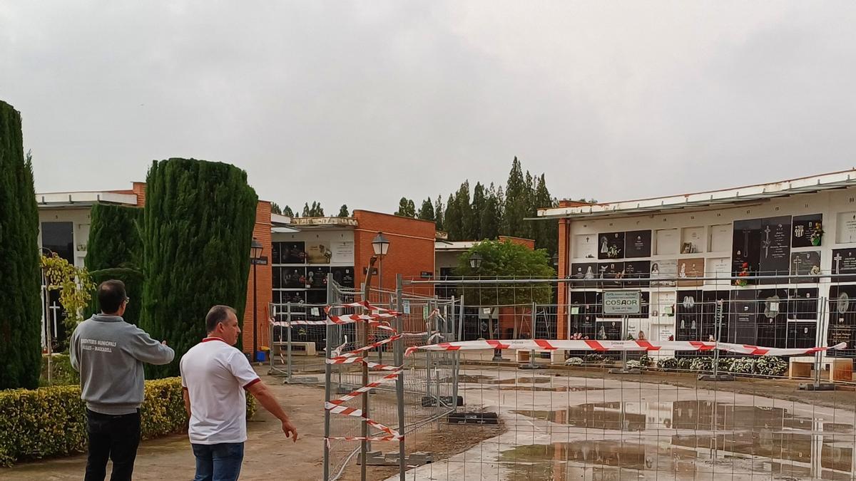 El concejal de Cementerios, Ramón Lucas, en una visita reciente a la construcción de nichos en Nules.