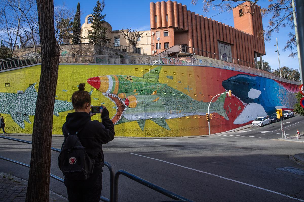 El mural de la persecución de los dos tiburones y la orca que cubre un muro en el Carmel.