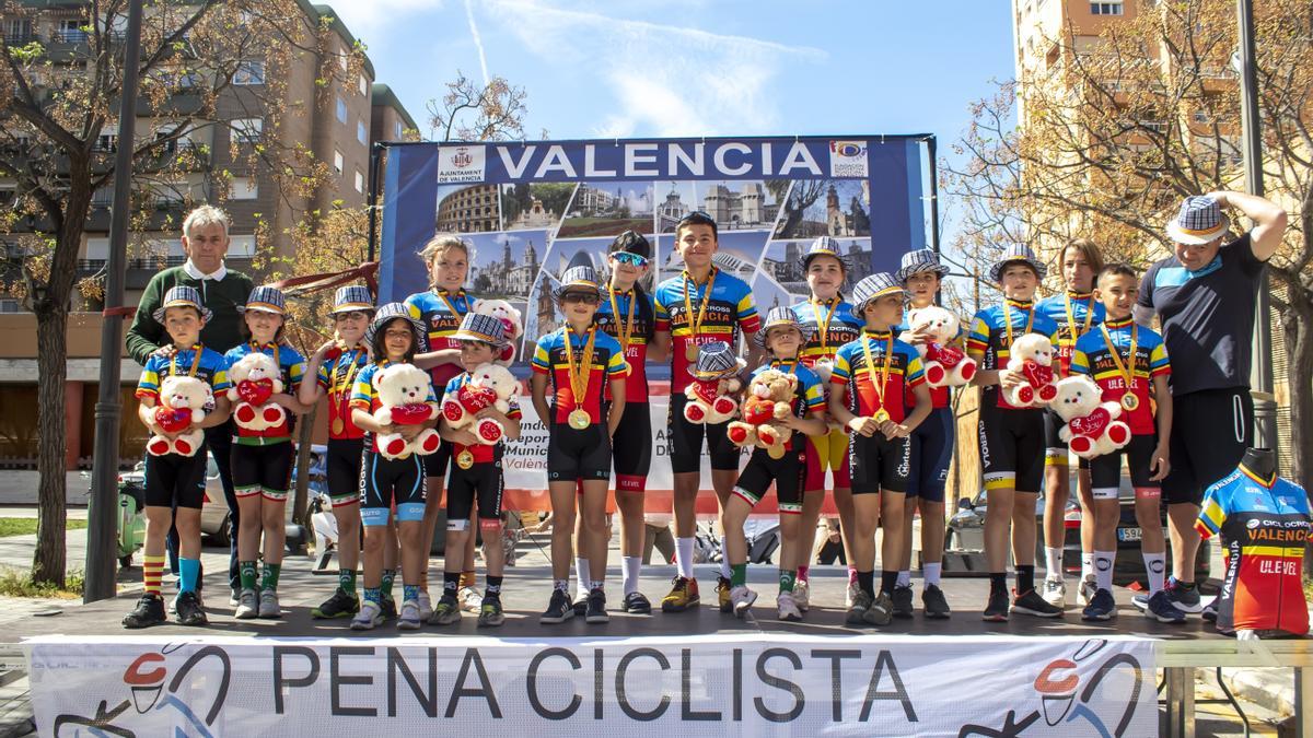 El podio de los campeones del  Trofeo FDM-Valencia de Escuelas de Ciclismo.