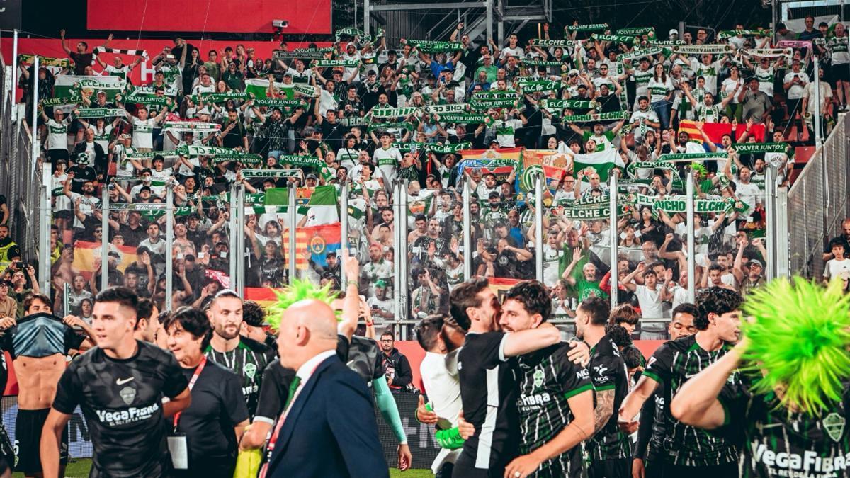 Los jugadores del Elche celebran la permanencia con los aficionados desplazados