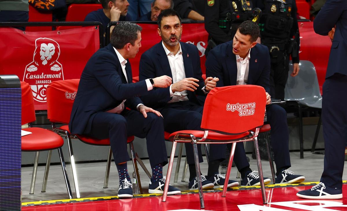 Jesús Ramírez charla con Gonzalo García de Vitoria y Rodrigo San Miguel, el pasado sábado ante el Joventut.