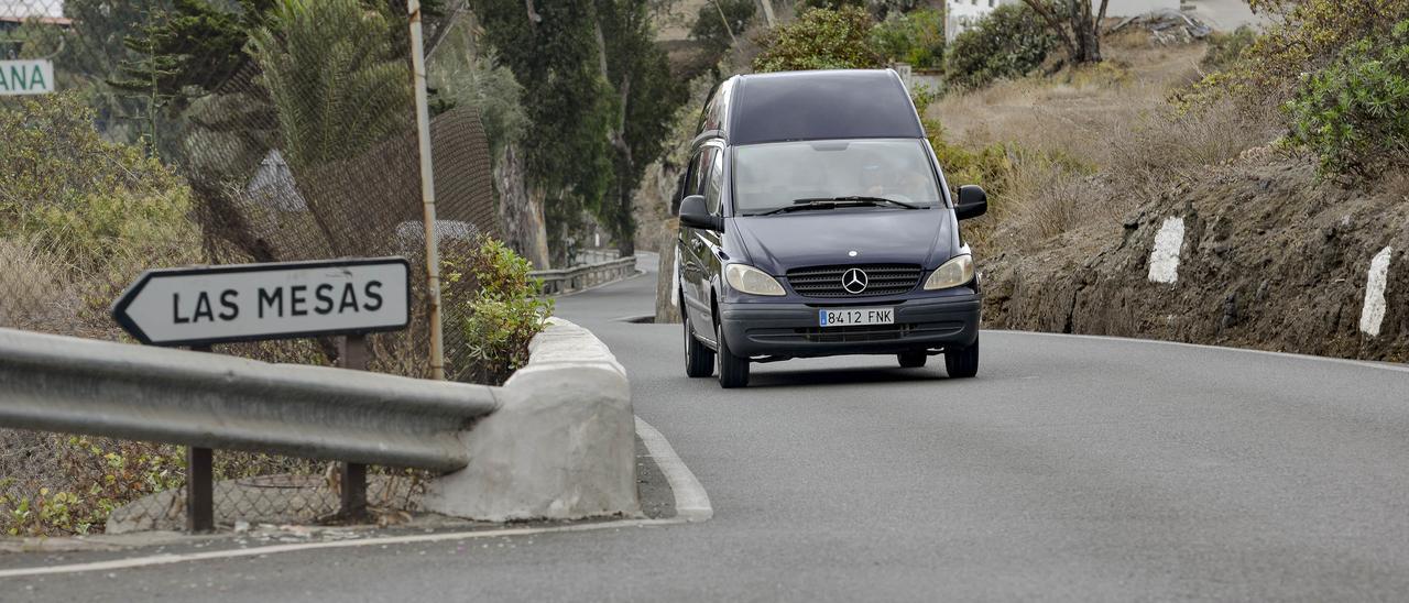 Desvío hacia Las Mesas, uno de los barrios en los que prestará servicio la taxi-guagua, en la carretera GC-21.