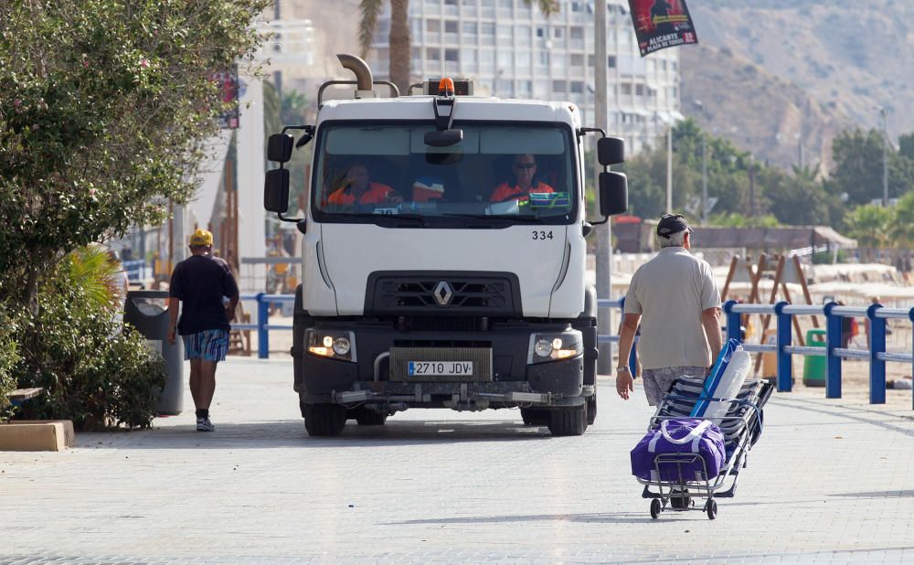 Las calles de Alicante se recuperan poco a poco de las fiestas