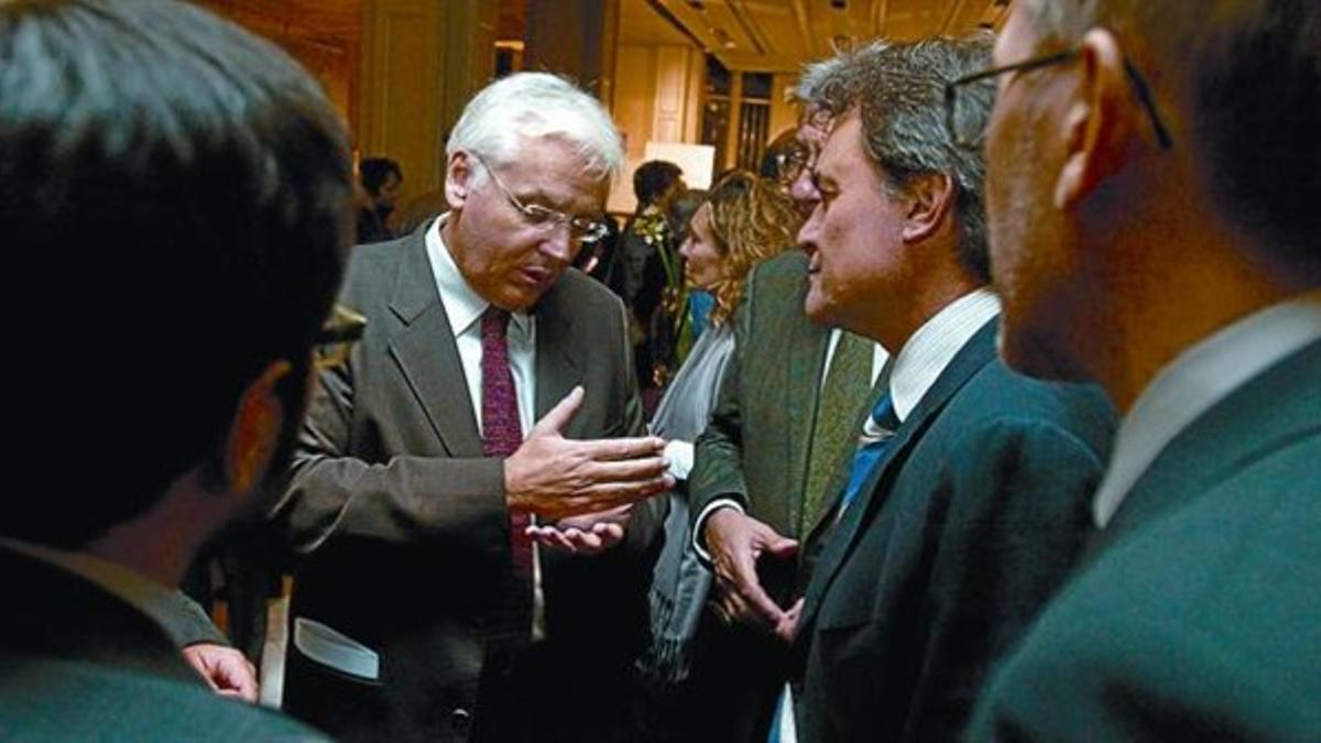Encuentro público Ferran Mascarell conversa con Artur Mas durante la entrega de un premio.