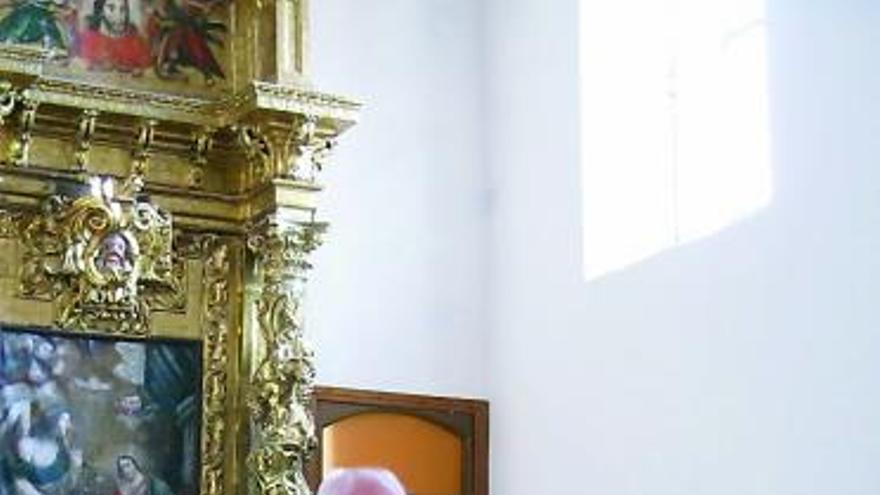 Gregorio Mateos Antón da a besar las reliquias de San Blas en una imagen de archivo.