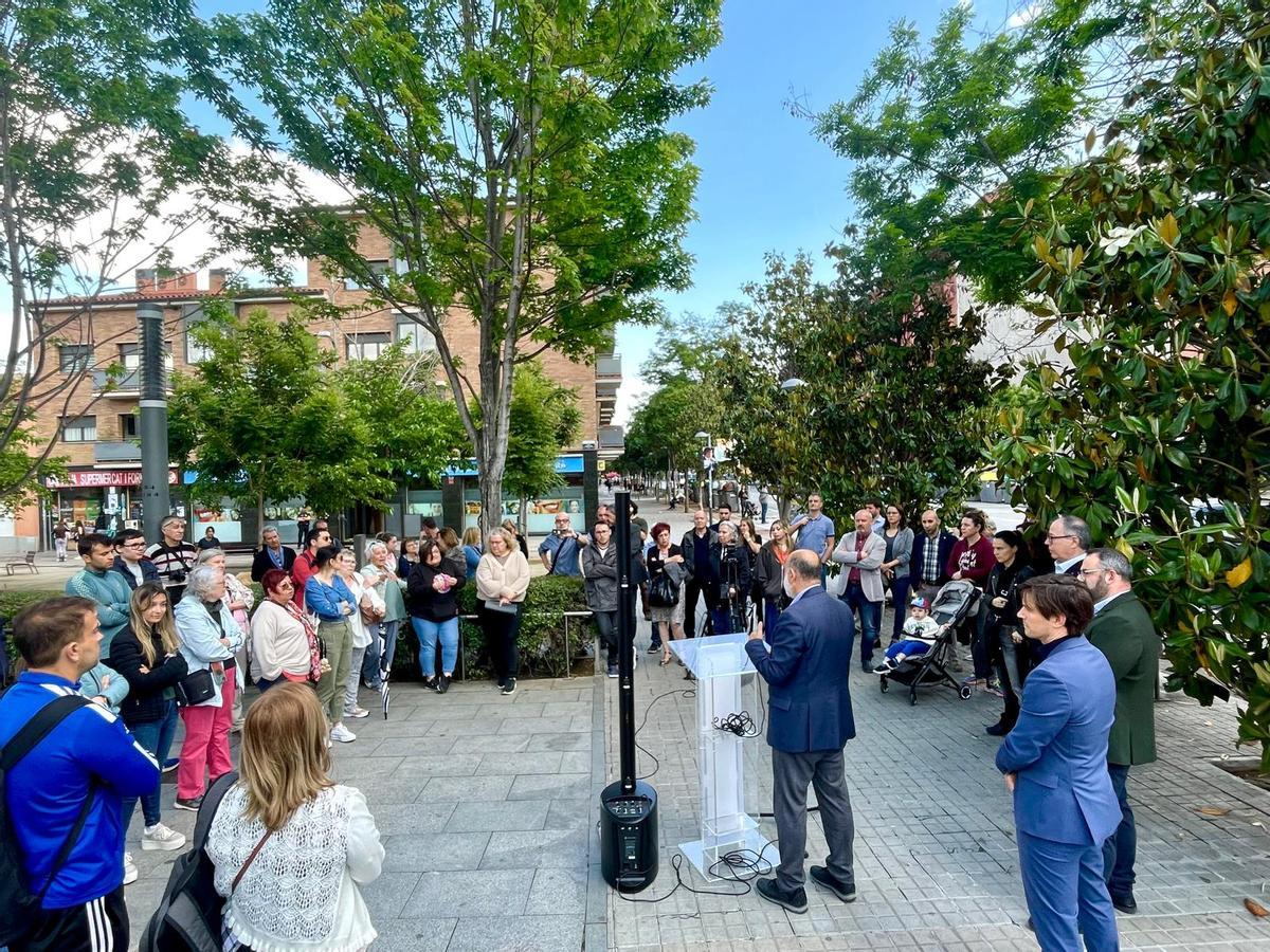 Los vecinos se quejan al aclalde de Barberà durante la rueda de prensa