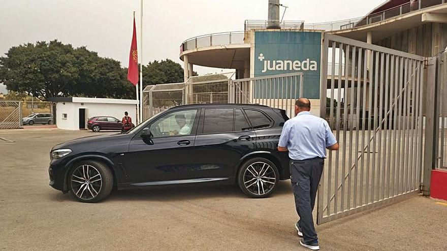 Luis García ayer, a su salida del estadio de Son Moix. | E.G.