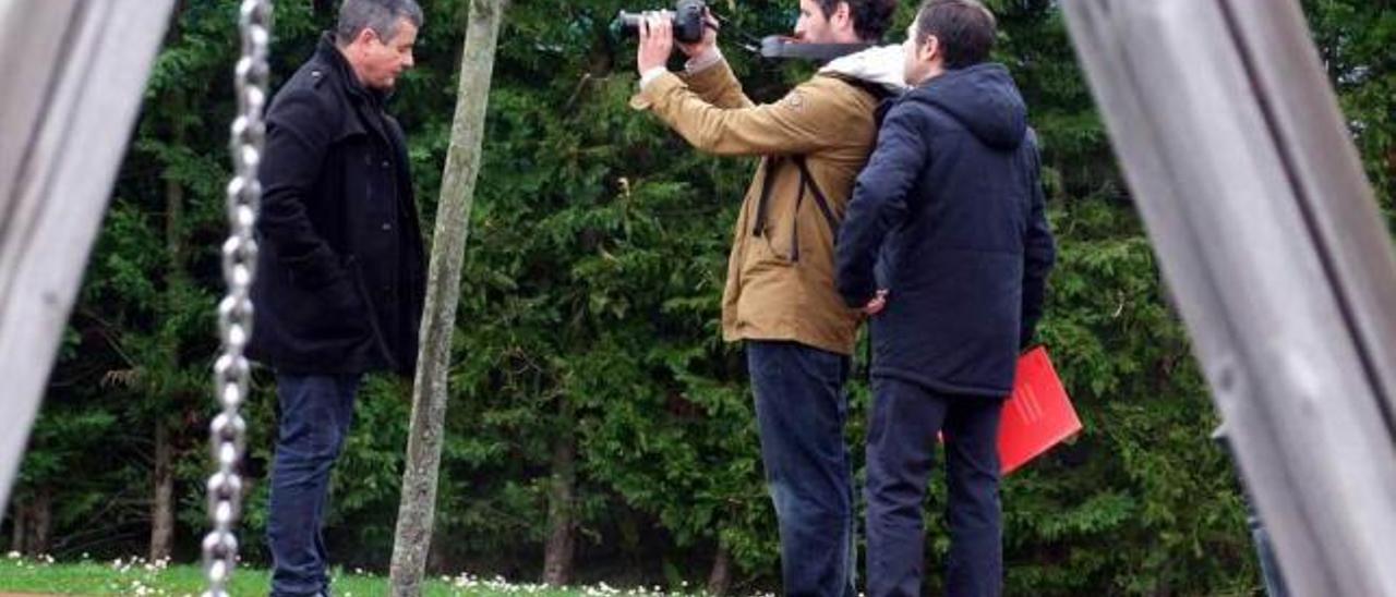 José María Vega, Jesús Robles y Gonzalo Bengoa, filmando.