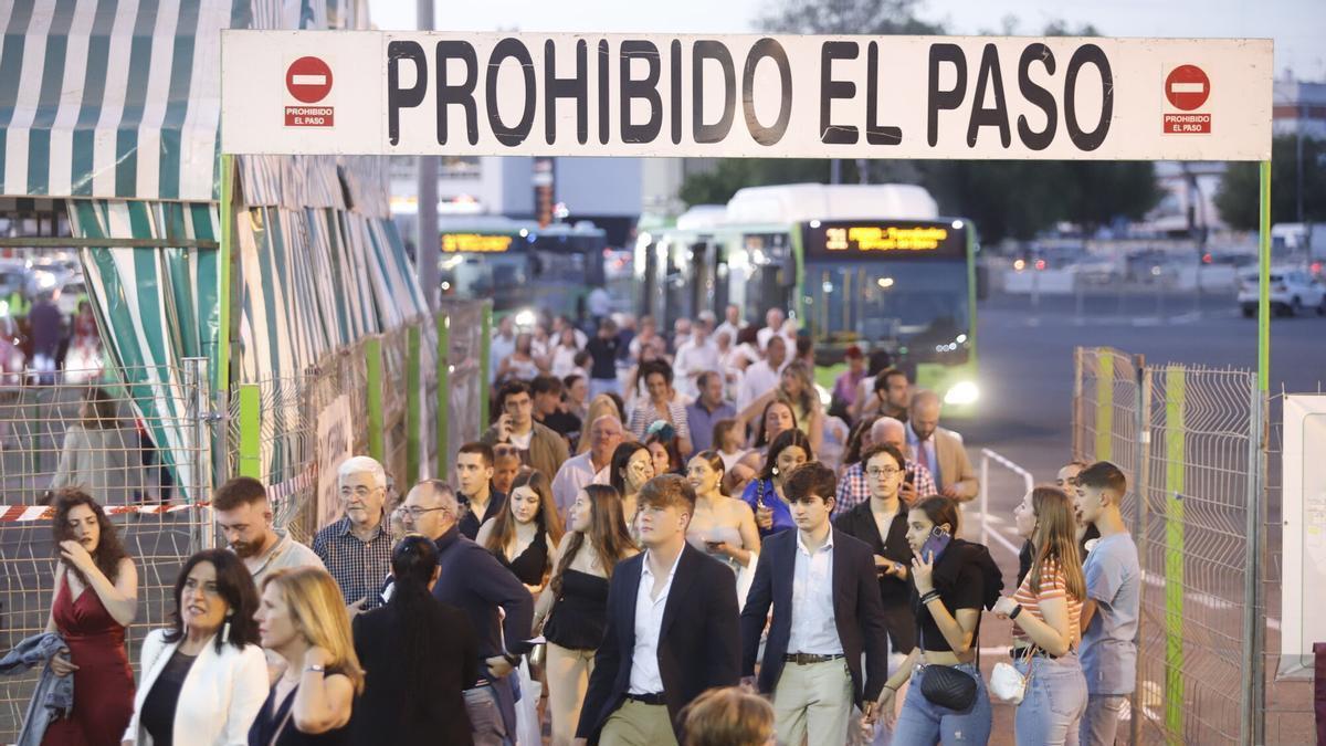 Entrada a la parada de autobuses de Aucorsa en el recinto ferial.