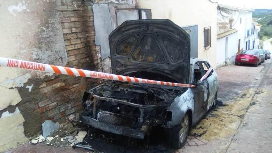 Queman el vehículo de un concejal de Palenciana y causan daños en su vivienda
