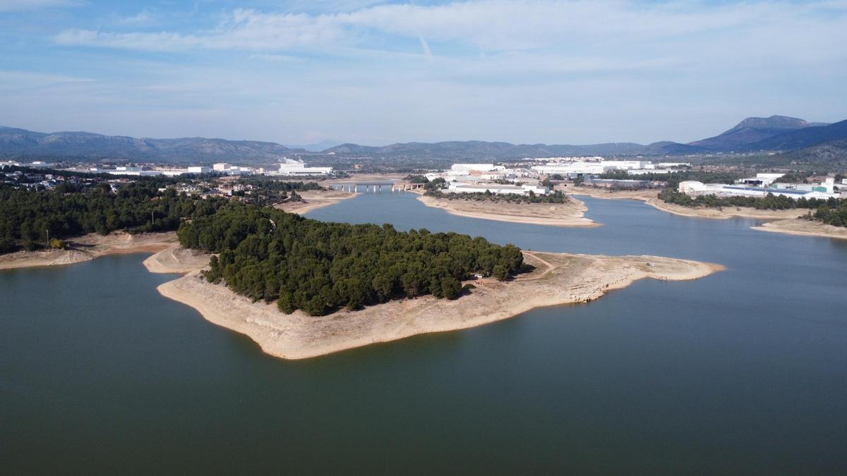 Embalse de María Cristina y polígonos indutriales.