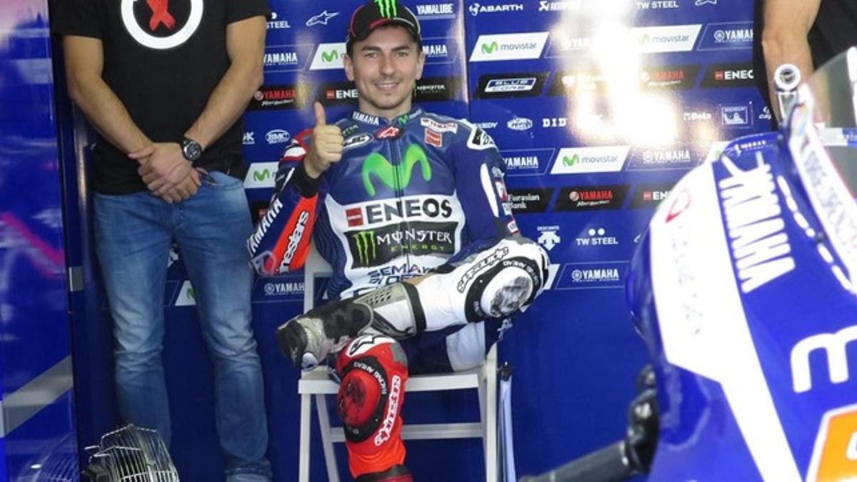 Jorge Lorenzo saluda a lo campeón en su primer entrenamiento del 2016.