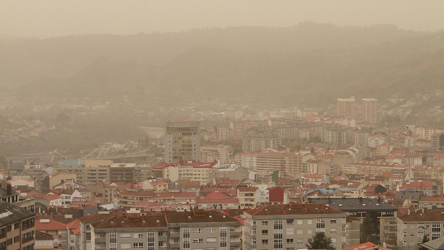 La ciudad de Ourense, bajo la calima.