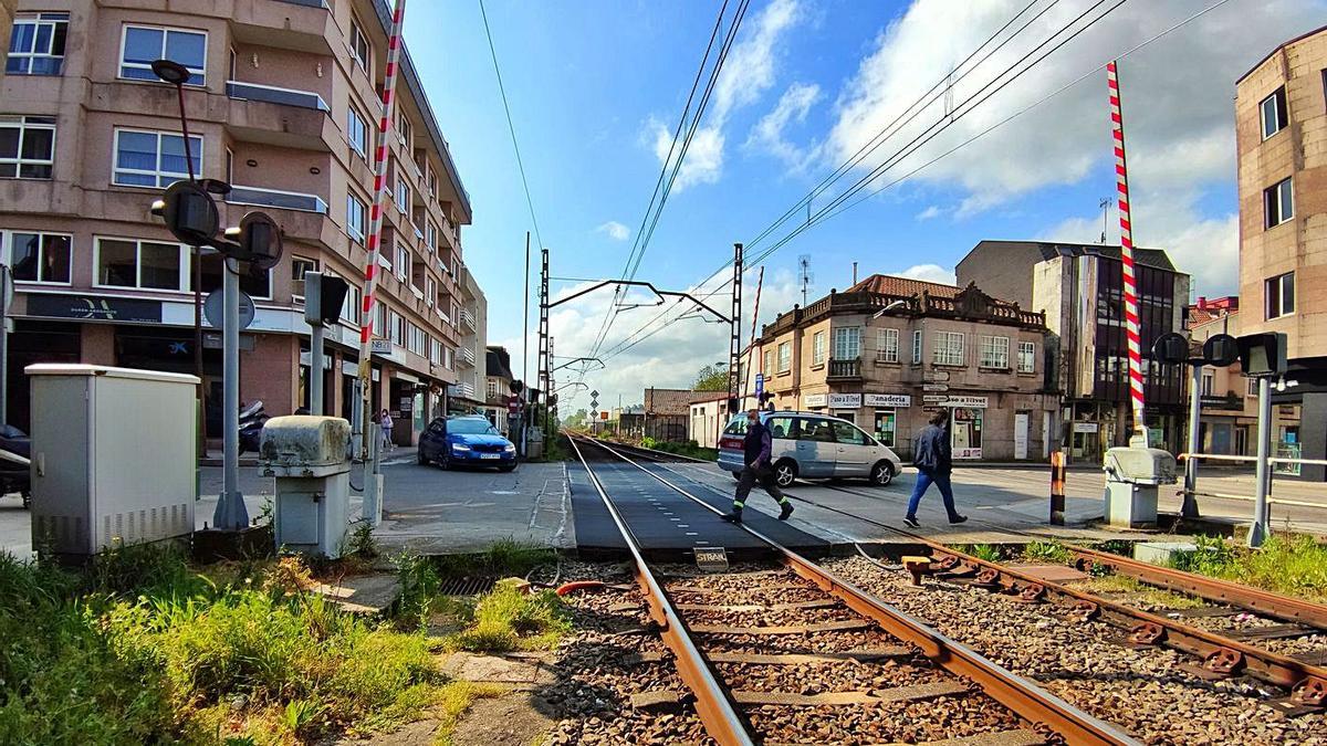 El peligroso paso a nivel ferroviario que divide en dos el centro de Porriño. |   // D.P.