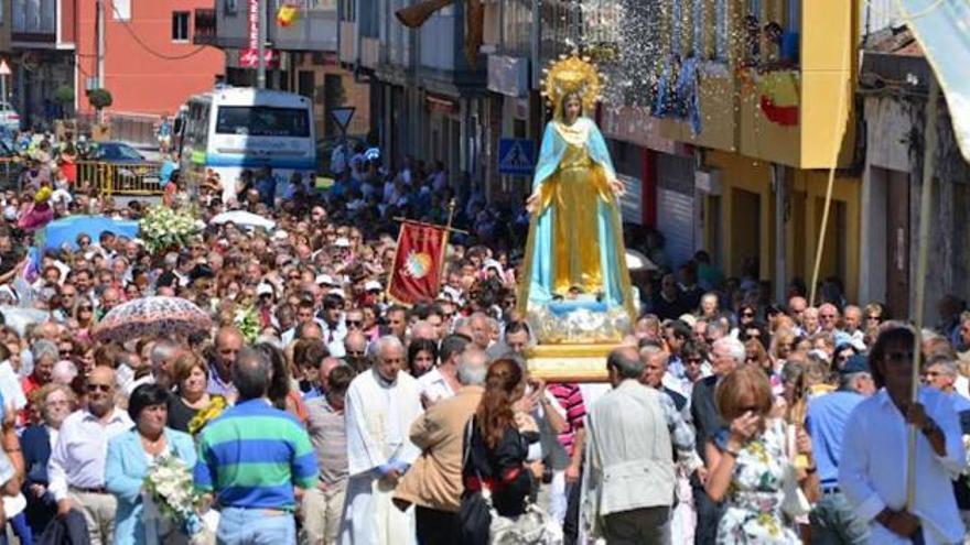 La Virgen de la Milagrosa durante la multitudinaria procesión del domingo en Carballo. / la opinión