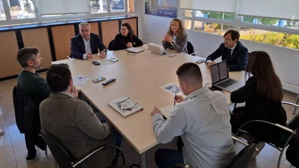 Representantes de la Autoridad Portuaria, Alicante Port Innova e InferIA durante la reunión para la puesta en marcha del proyecto.