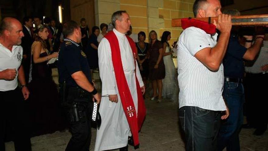 El párroco participa en una procesión, en imagen de archivo. /Levante