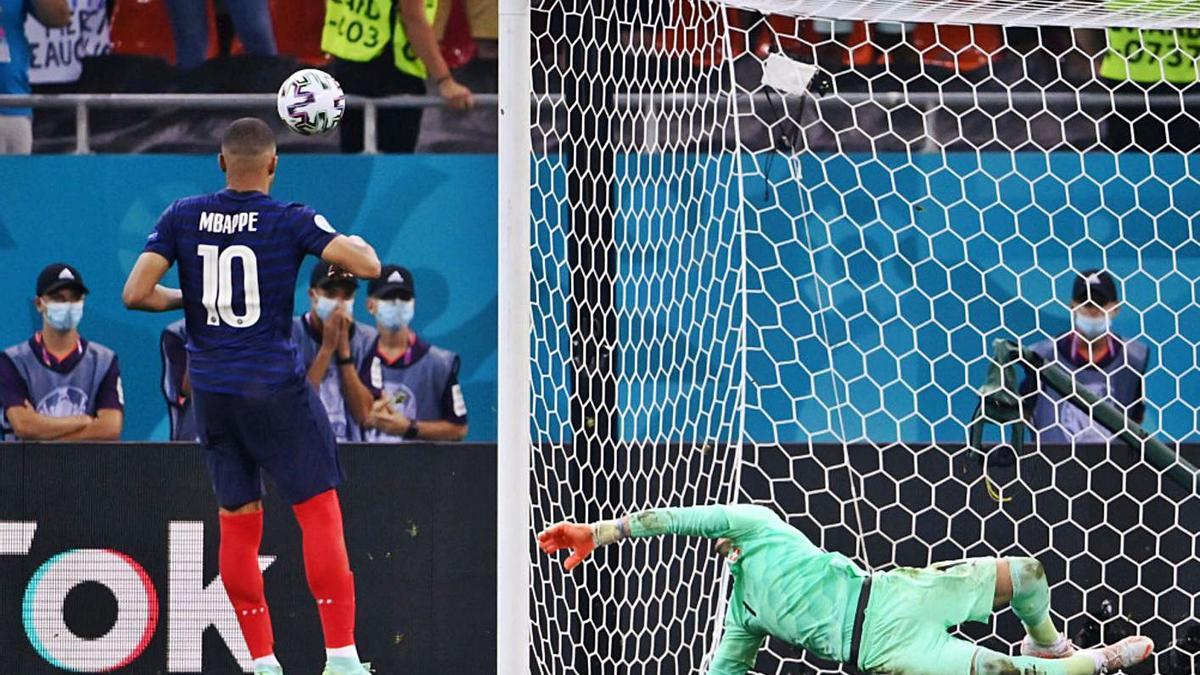 Yann Sommer acaba d’aturar el penal de Kylian Mbappé que deixava França fora del torneig | FRANCK FIFE/REUTERS