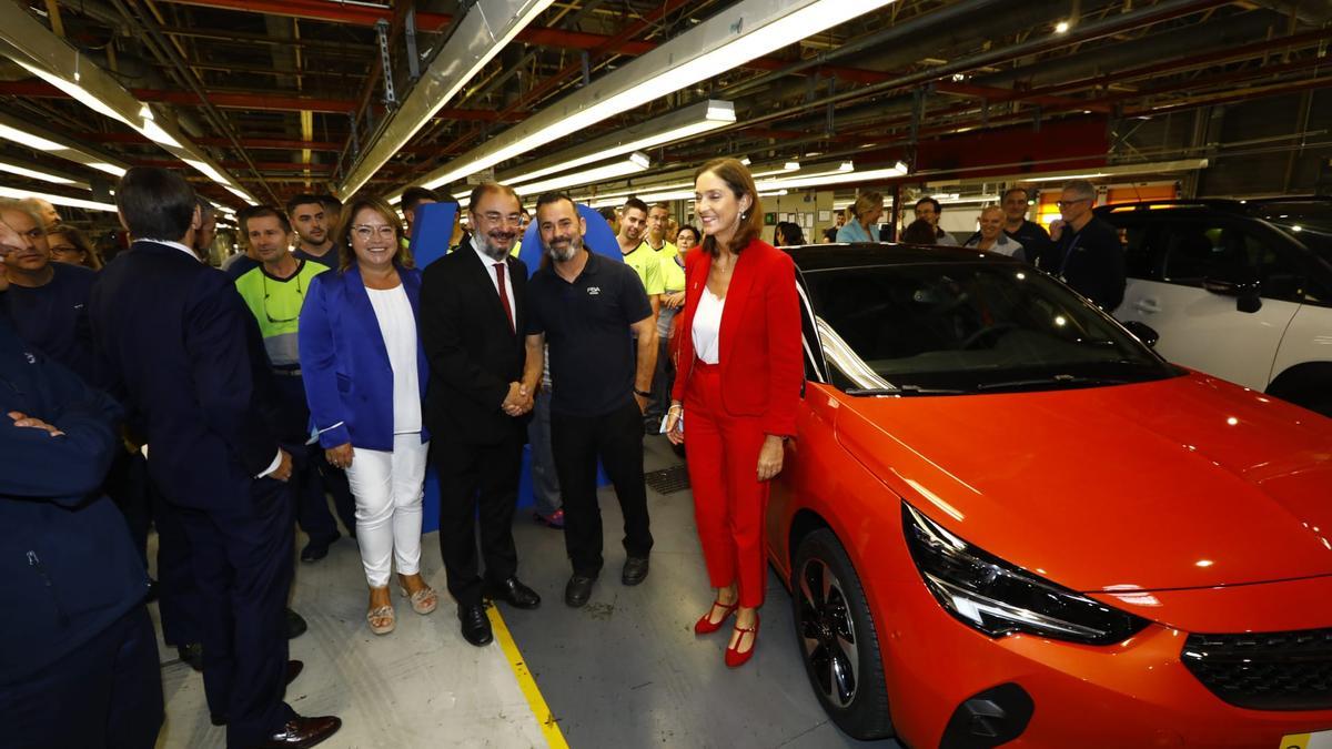 La ministra Maroto visita la fábrica de Stellantis en Zaragoza