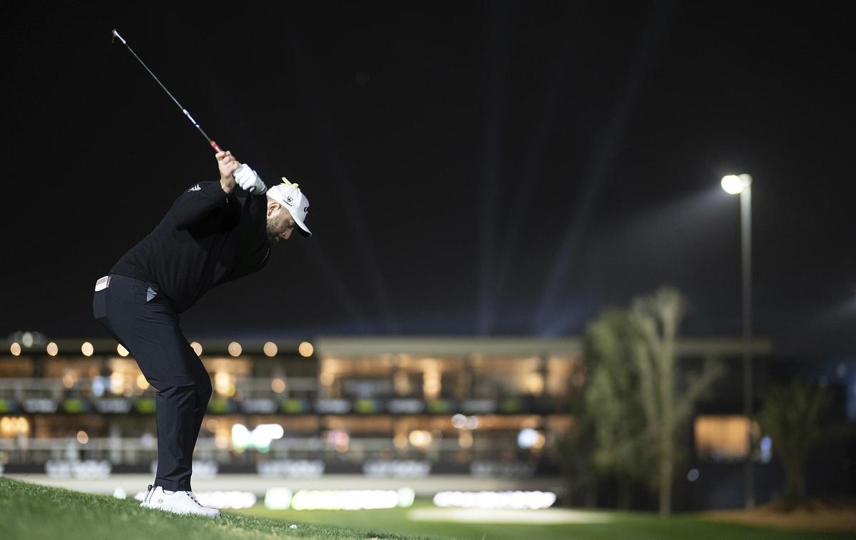 Jon Rahm ejecuta un golpe en la jornada final en Riyadh donde se quedó muy cerca del triunfo