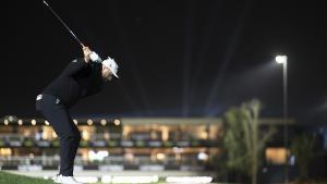Jon Rahm ejecuta un golpe en la jornada final en Riyadh donde se quedó muy cerca del triunfo