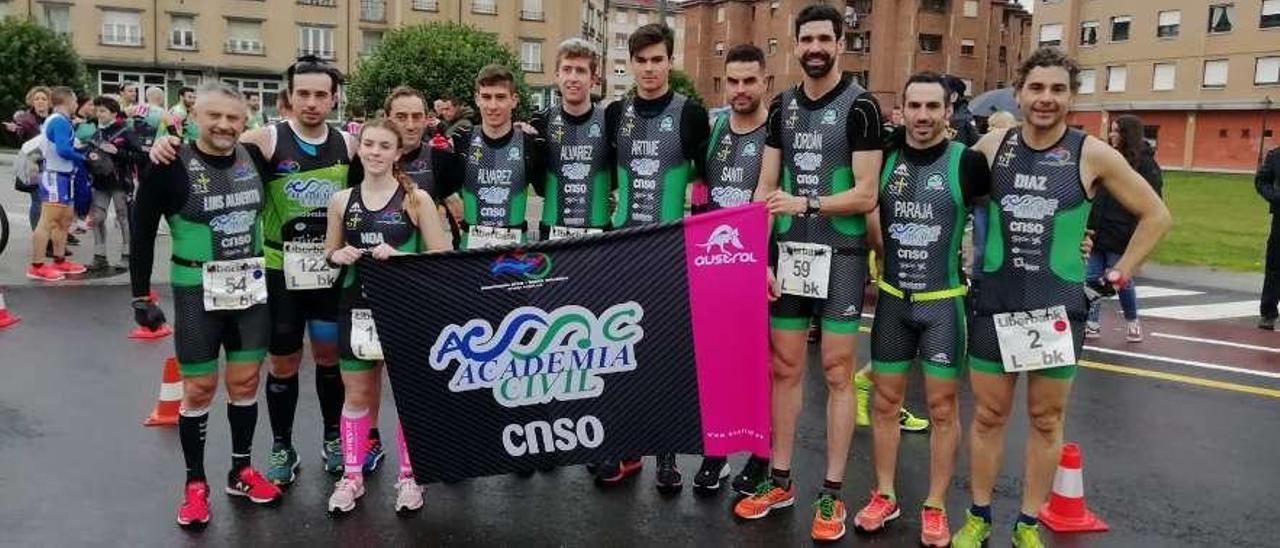 El equipo del Academia Civil-Club Natación Santa Olaya posa en Lugones.