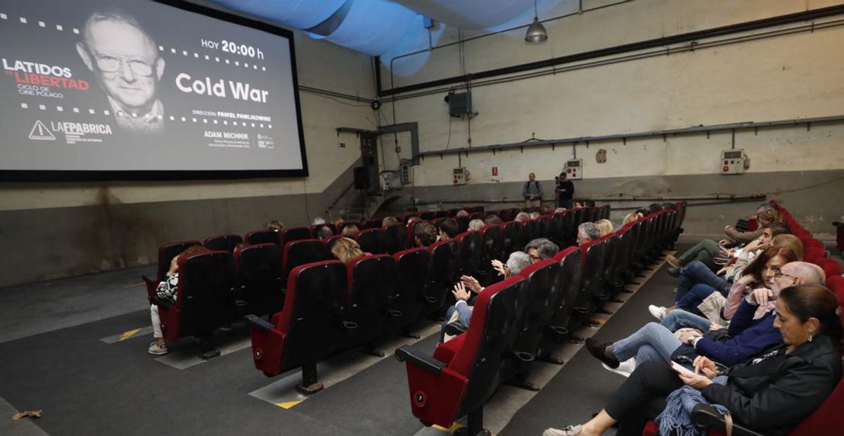 Asistentes a la primera proyección del ciclo de cine. | Luisma Murias