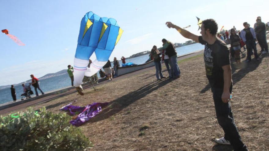 El inicio del levantamiento de las cometas al viento en la playa de O Bao.  // J.L. Oubiña